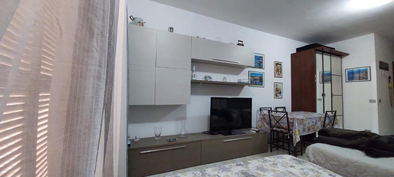 Apartamento Ampio Monolocale Con Terrazzo - A 2 Passi Dal Mare Latte Exterior foto